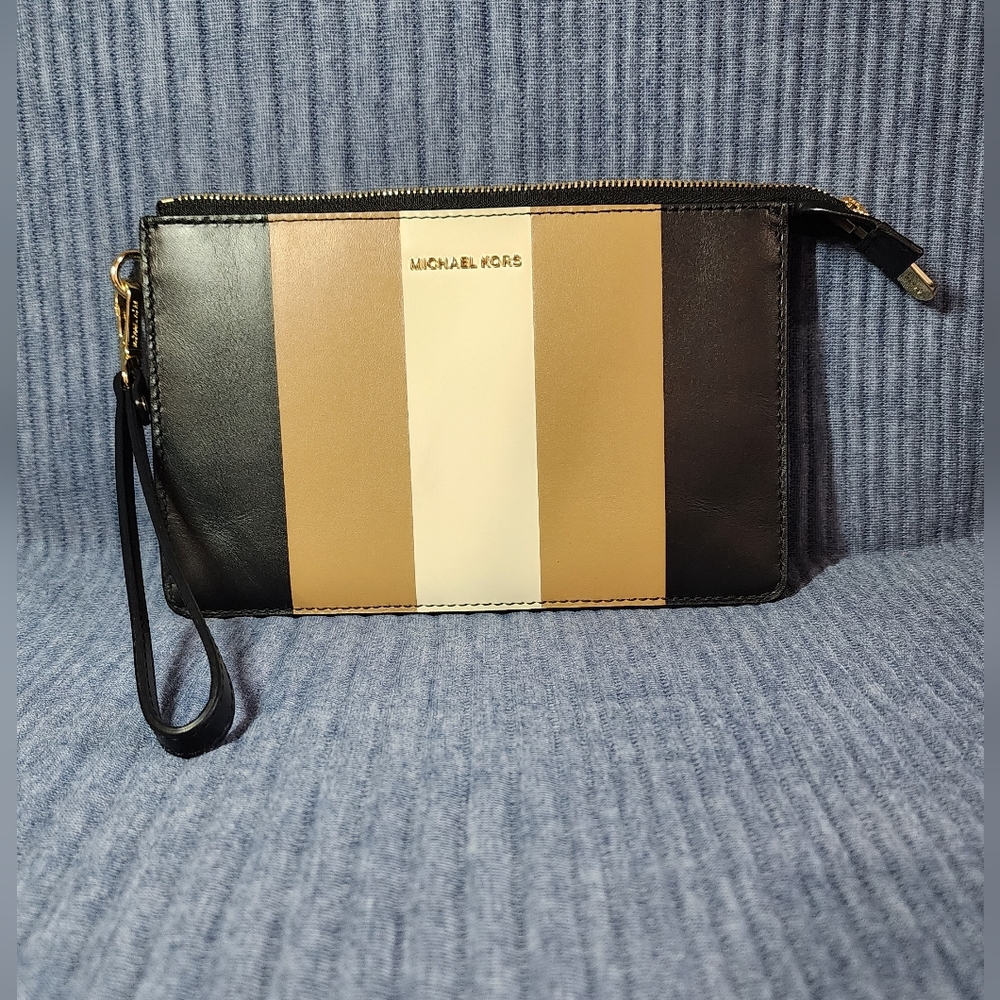 Michael Kors Cluch/Wristlet Bag $9